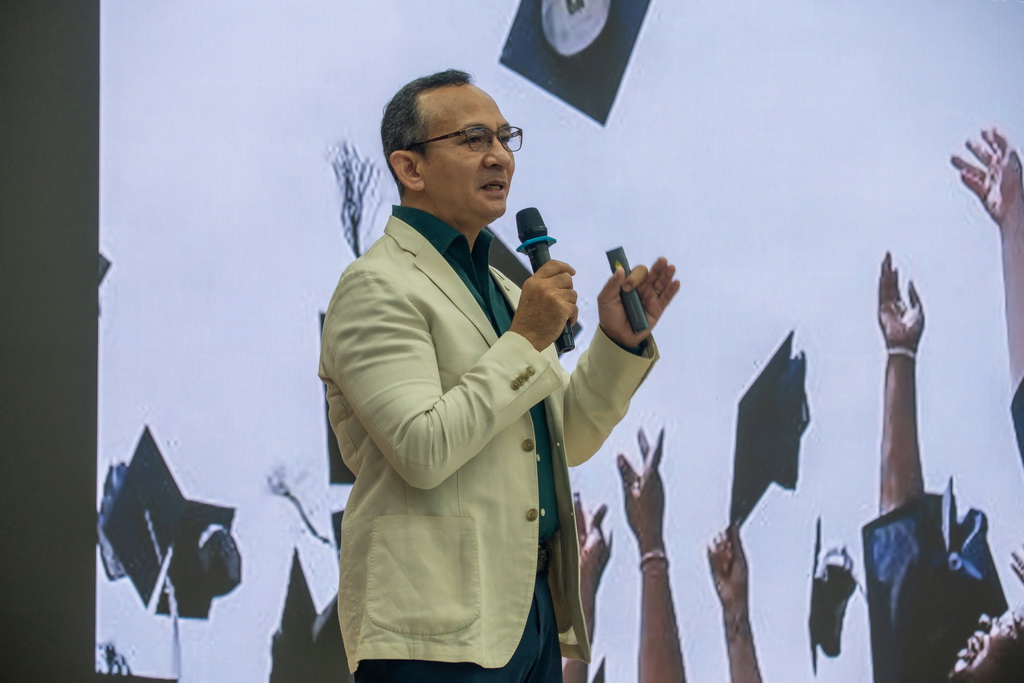 Photograph accompanying: MBA and Beyond Takes Business Learning Further