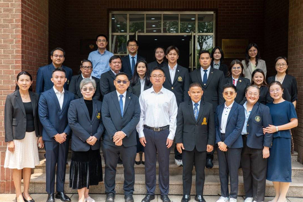 Photograph accompanying: Confucius Institute at AU Leads Thai Educators for Official Study Tour in China