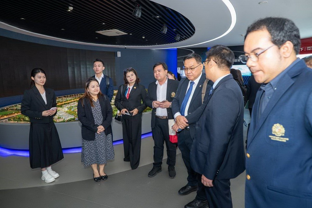 Photograph 6 accompanying: Confucius Institute at AU Leads Thai Educators for Official Study Tour in China