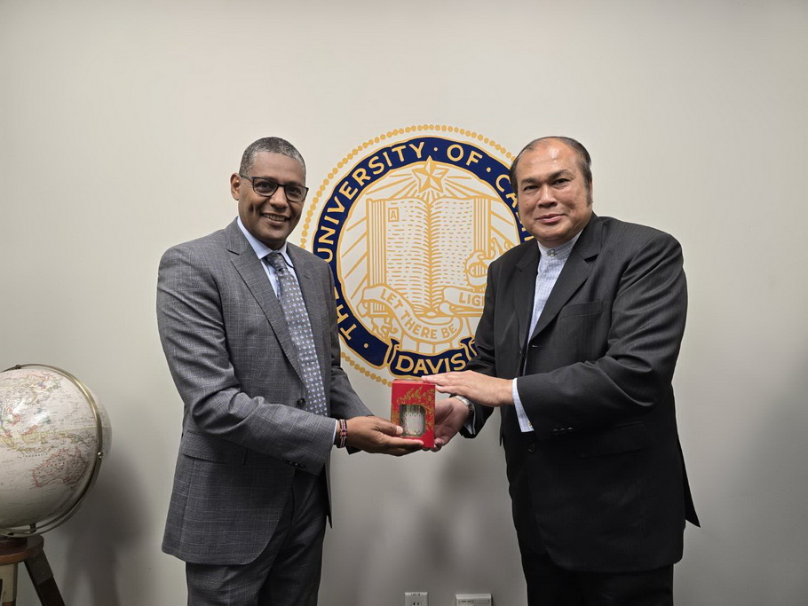 Photograph 4 accompanying: AU Deepens Strategic Partnership with UC Davis