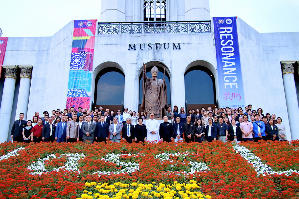 Photograph accompanying: Resonance: China–Thailand Arts Exchange Exhibition at AU Museum