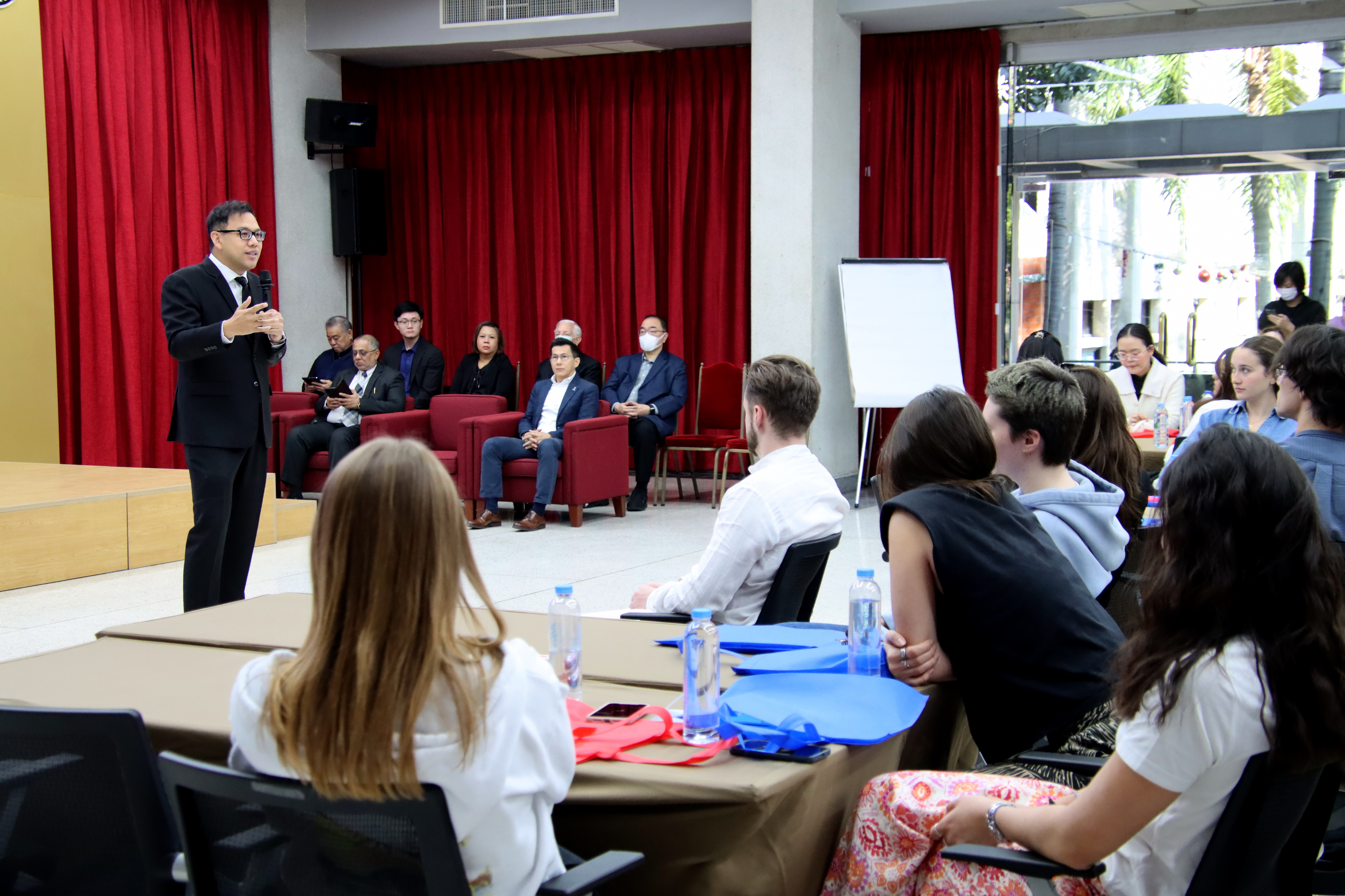 Photograph 5 accompanying: Where Leadership Begins: GS-BATM Welcomed New Graduate Students